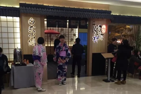 火鍋店關(guān)門潮之際，這家店憑啥開業(yè)就排隊？