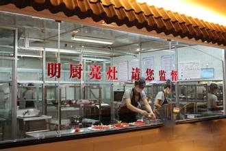 繼亮灶后再亮生產(chǎn)線，餐企生產(chǎn)過(guò)程有望接受市民網(wǎng)上監(jiān)督