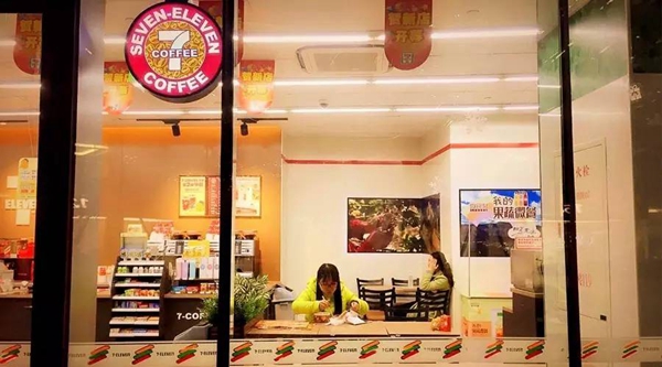 便利店紛紛跨界玩起餐飲，對(duì)餐飲企業(yè)是福還是禍？