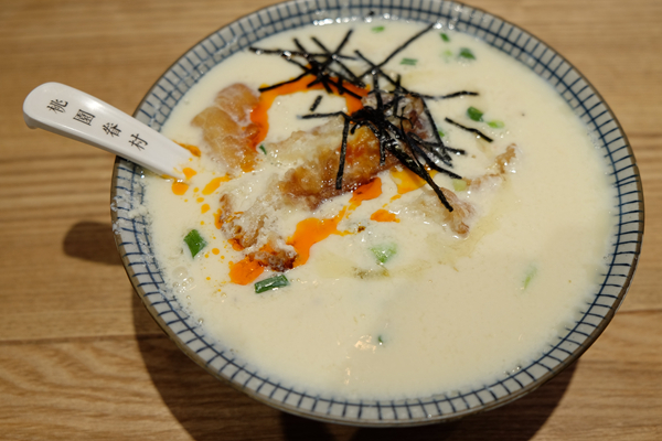 一碗豆?jié){12元，兩只包子26元…在餐飲寒冬，它靠什么讓顧客絡(luò)繹不絕|餐飲界