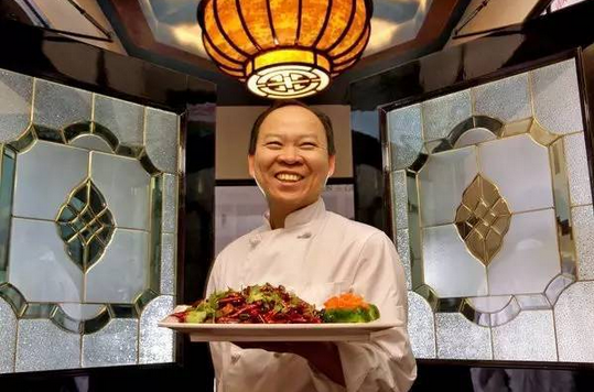 不懂英語(yǔ)！湖北農(nóng)村娃逆襲成美十家餐廳老板，被美國(guó)人封為功夫廚神！