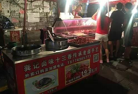 一天2000元銷售額，小龍蝦小推車模式有前景嗎？（上）