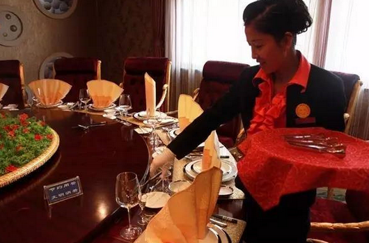 餐廳的老員工不服管，應(yīng)該怎么辦？|餐飲界