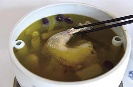 從放棄“鐵飯碗”到創(chuàng)辦餐飲企業(yè) 這道百年“雞湯”能否溫潤(rùn)你的心靈？