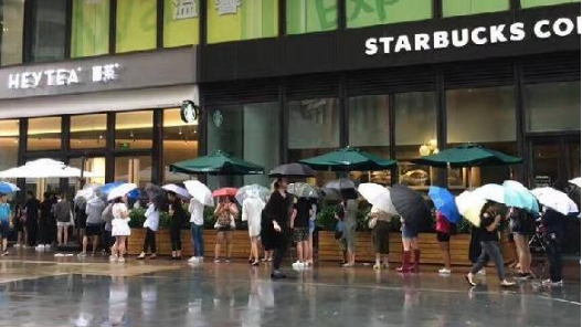 帝都開業(yè)首日排隊排到星巴克門口！喜茶離成為“巨頭”還有多遠？