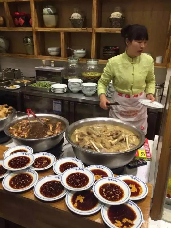 食號燴面館：只賣一碗面，日翻臺六次，營業(yè)額達3萬！|餐飲界