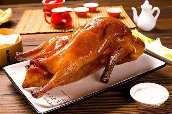 同樣都是做鴨，成名600年的烤鴨鼻祖，竟這樣被全聚德?lián)屃孙L(fēng)頭？|餐飲界