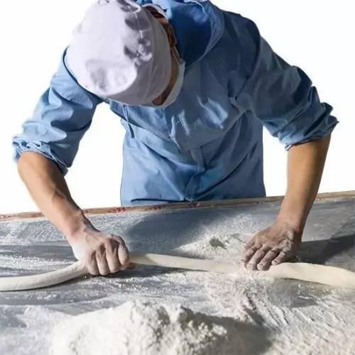 發(fā)獎金，給廚師配保姆留住員工？但論留人還是海底撈牛