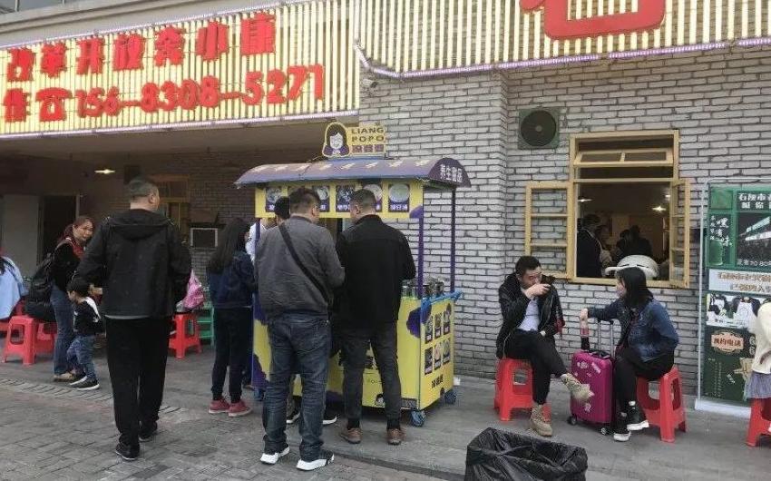 門口擺個小攤，竟是餐廳增加營收的利器？