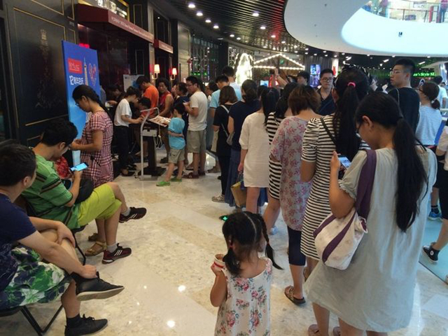 店外排隊(duì)，店里客人坐著聊天不走，我該怎么辦？