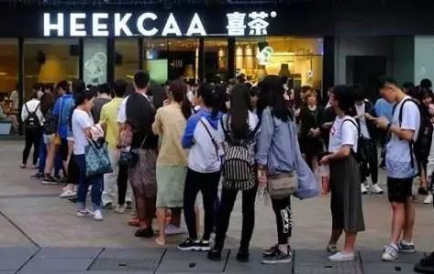 為啥店門口排隊的總是喜茶？不僅僅因為老板是90后！