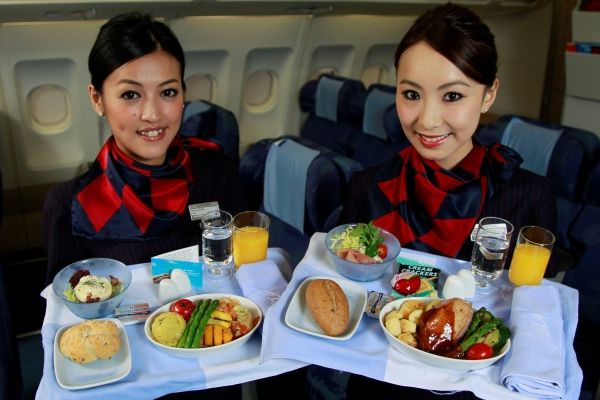 多航空公司取消免費(fèi)餐飲 以后坐飛機(jī)真要帶泡面了？
