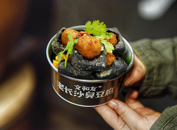 風(fēng)口下的美食進化，星期零與文和友老長沙臭豆腐“牽手”做植物肉臭豆腐