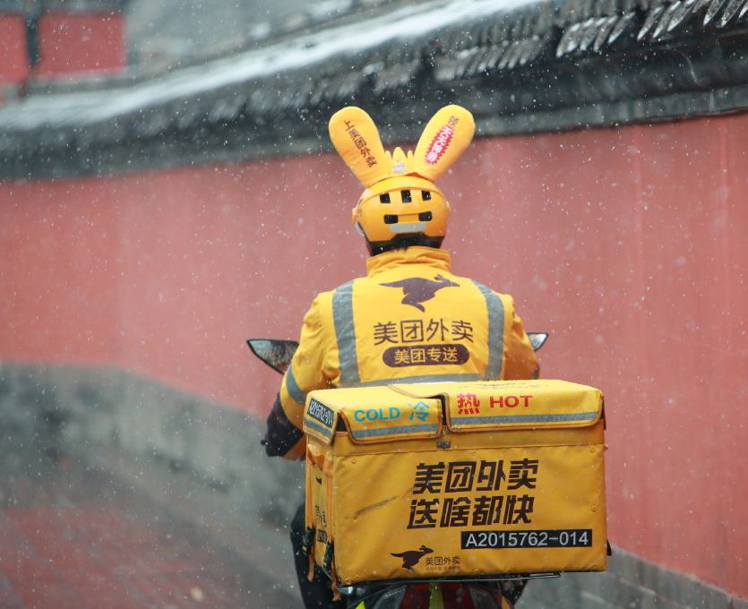 外賣小哥群毆奔馳車主，毆打的不是“上流社會”，是“平臺的牢寵”