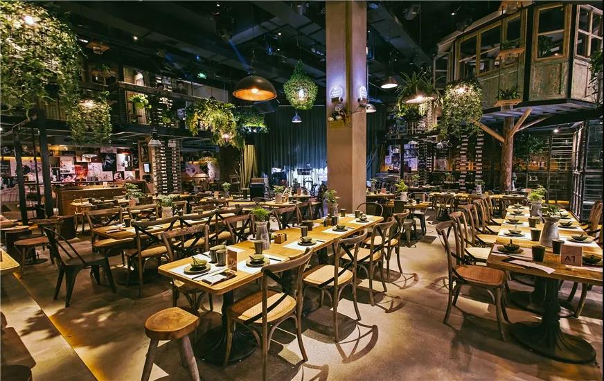 星巴克、火鍋店搶著入局的小酒館，到底好在哪里？