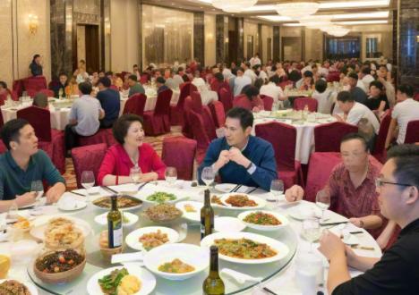 窮鬼套餐遍地開花，商家如何在價格戰(zhàn)中突圍？|餐飲界