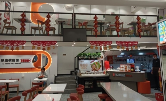 柳州加盟商施洪邦：一個不會煮麻辣燙的店主，如何實現(xiàn)首日破萬？|餐飲界