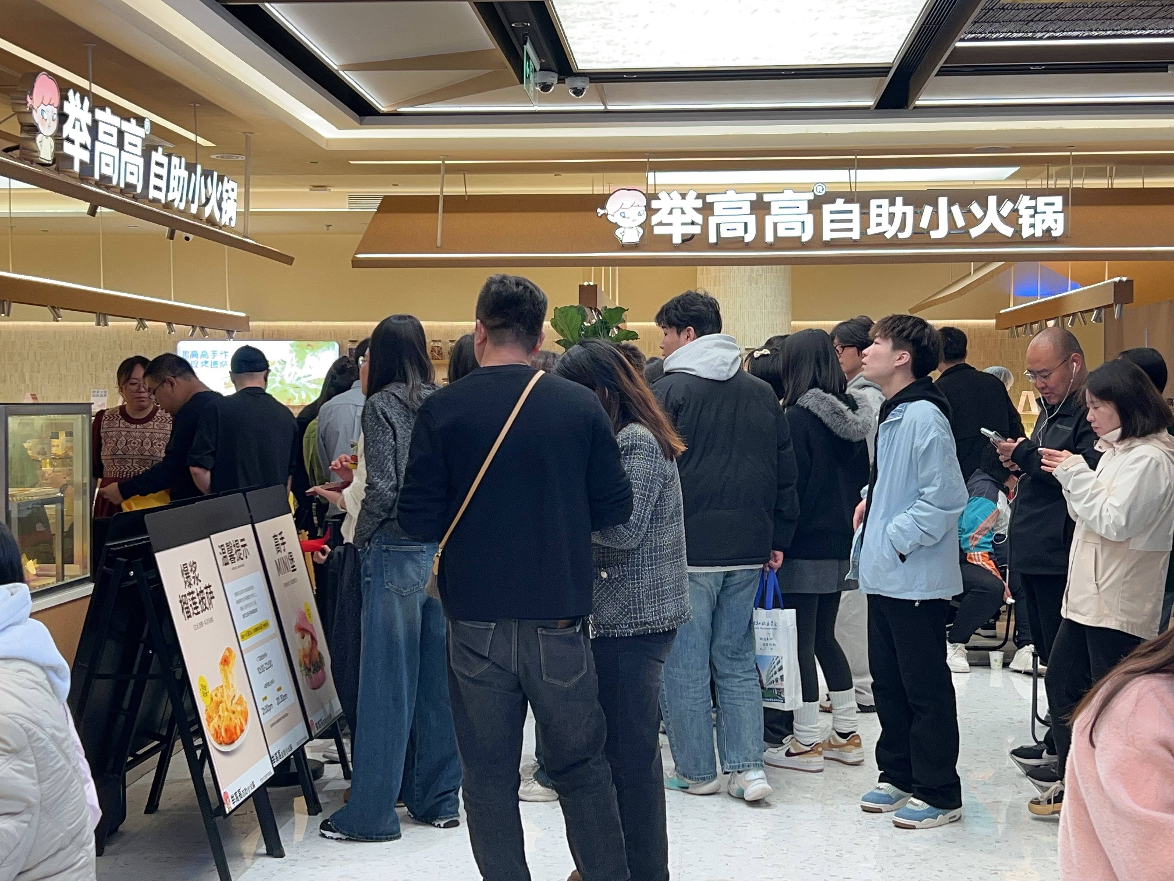 輕裝上陣的“舉高高”，為海底撈探出一條新路