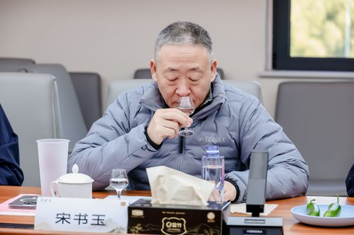 葵花酒業(yè)「問(wèn)東方」獲酒協(xié)首肯，泰斗天團(tuán)為何集體為「問(wèn)東方」站臺(tái)？